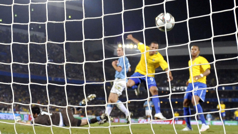 NRK SELGER FOTBALL-VM: Her scorer Luis Fabiano for Brasil mot Italia i Pr�ve-VM. Neste sommer blir halvparten av VM-kampene sendt p� Viasat-kaneler. Foto: AFP PHOTO/ VINCENZO PINTO