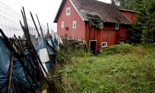 TO DREPT: 4. juledag 2007 ble Ragnar B. Abrahamsen (35) fra Jevnaker
skutt og drept inne p� en l�ve p� Vollheim g�rd i S�ndre Land
i Oppland. Politiet fant ham �tte dager seinere.
23. januar 2008 fant politiet �stfold-mannen Jan Petter
Aarstad (41) drept i en br�nn p� Vollheim g�rd. Han hadde v�rt
savnet siden oktober 2006. Arkivfoto: JACQUES HVISTENDAHL