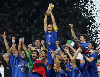 VM-VINNERE: Det italienske landslaget tok hjem VM-trofeet fra Berlin i 2006. Foto: AFP/NICOLAS ASFOURI