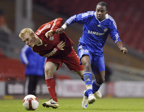 DOMFELT: Chelsea-talentet Ga�l Kakuta (t.h.) er d�mt av Fifa for kontraktsbrudd overfor sin tidligere klubb Lens. Det medf�rer blant annet at Chelsea utestenges fra overgangsmarkedet i to vinduer.Foto: SCANPIX