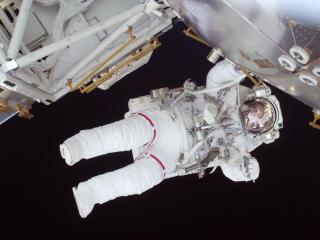 LUFTIG: Nicole Stott gikk opp med Discovery, men kommer ned med Atlantis. Stott byttet plass med Tim Kopra om bord ISS. Her er hun avbildet under turens f�rste romvandring. Foto: NASA