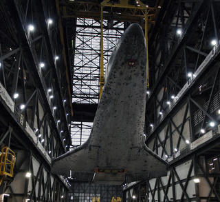 I EN TYNN TR�D: Romferja Discovery inne i Vehicle Assembly Building p� KSC i Florida. Foto: NASA