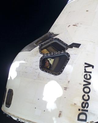 TITTEI: Kommand�r om bord romferja Discovery, Rick Sturckow, ble fotografert under romvandringa i forg�rs. Foto: Scanpix/REUTERS/NASA/