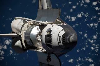 TAR FARVEL: Discovery, etter elleve dager i rommet, skal tilbake til jorda. Foto: EPA/NASA TV