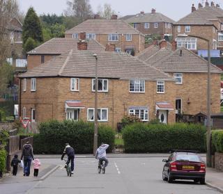 BLE FUNNET GATELANGS: 9-�ringen ble funnet blodig p� gata i Edlington. Foto: REUTERS/Nigel Roddis/Scanpix