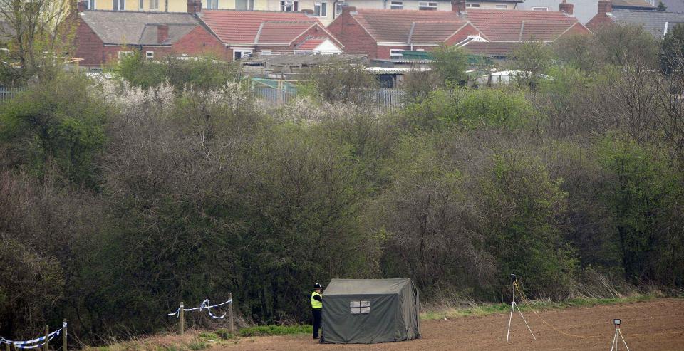 DUMPET I RAVINE: Den 11 �r gamle gutten ble kastet omtrent ni meter ned en ravine som ligger p� nedsiden av der politimannen st�r f�r han ble forlatt. Foto: REUTERS/Nigel Roddis/Scanpix