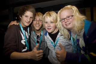 Melodi 8: �Rock e sunt�
Artist: Mystery.
Best�r av B�rd �ge Pedersen (13�r), Sigve Andr� Skaugvoll (15�r), Robin Richardsen (12 �r) og Benjamin Olsvik Nilsson (15 �r) og kommer fra Finnsnes i Troms.