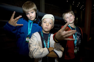 Melodi 1: �Vi er gutta�
Artist: Finstad Bad Boys.
Best�r av Marius R�is (11�r), Mathias Tvedt Gustavsen (12 �r) og Stian Jonli (12 �r) fra Ski i Akershus.