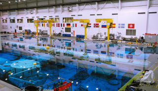 �VEKTL�S� P� JORDA: Bassenget, kalt Neutral Buoyancy Laboratory (NBL) inneholder 23,5 millioner liter vann og tro kopier av deler p� ISS og romferja. Foto: GEIR BARSTEIN/DAGBLADET