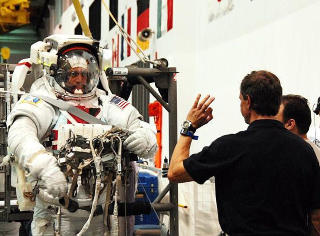KLARSIGNAL: Christer Fuglesang har hjulpet romvandringsmakker Danny Olivas p� med romdrakta, like f�r han senkes nedi verdens st�rste innend�rsbasseng. Her �ver Discovery-astronautene p� romvandringene. Foto: GEIR BARSTEIN/DAGBLADET