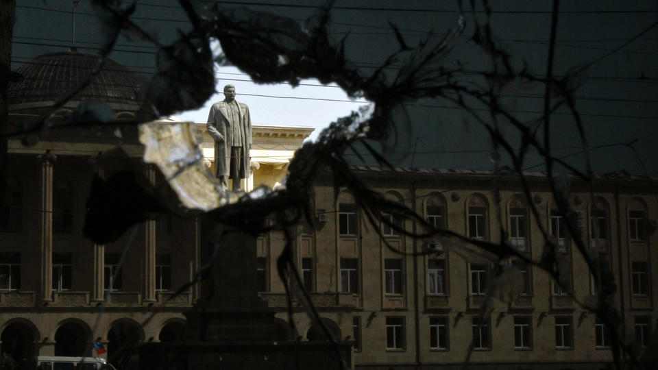 KREVER MILLIONER: Barnebarna til Josef Stalin krever to millioner av en russisk avis etter at de har skrevet at Stalin i sin tid drepte sovjetiske borgere. Dette bildet er tatt gjennom et kulehull i et vindu i byen Gori i Georgia. Foto: AP/Scanpix