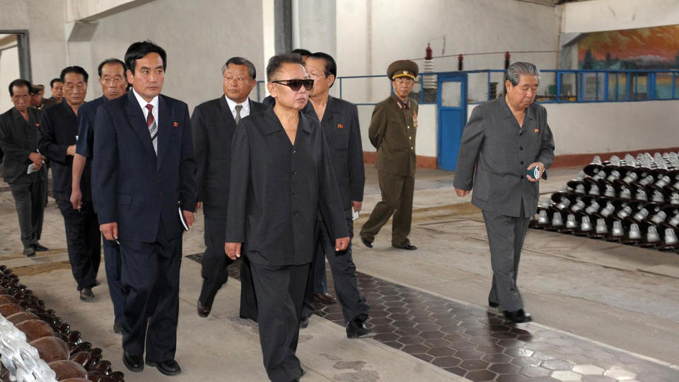  SKJERPER TONEN:  Etter kontakt med S�r-Korea om familiegjenforenignen mellom de to koreanske statene, har Nord-Korea igjen skjerpet atomtruslene.  Dette er det siste, udaterte bilde av den allmektige statsleder Kim Jong Il, med solbriller. Bildet ble publisert torsdag av det statlige nyhetsbyr�et KCNA, og skal forestille Kim under inspeksjon av en i Kyongsan. Foto: KCNA/AFP/SCANPIX.