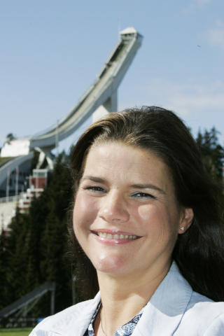  SEPTEMBER 2006:  Smil og hoppbakke: byr�d Anette Wiig Bryn (Frp) poserer foran gamle Holmenkollen etter at hun p� vegne av Oslo kommune har inng�tt avtale med kulturminister Trond Giske om Statens medvirkning til regningen for nye Holmenkollen. Foto: TERJE BENDIKSBY, SCANPIX.