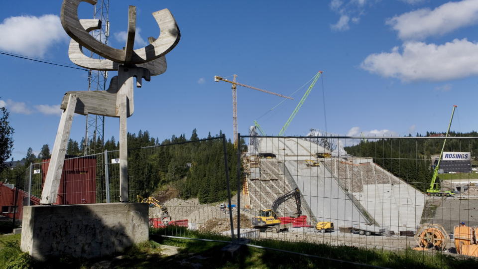  SEPTEMBER 2009:  Gammel elg og snart ny bakke: nye Holmenkollen skal etter siste planer v�re klar til pr�ve-VM kommende vinter, til 600 millioner kroner mer enn planlagt. Foto: JON-Michael JOSEFSEN, SCANPIX.