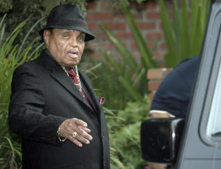  VAR DER:  Far Joe Jackson p� vei fra sitt hjem et kvarters vei unna. Foto: AP/SCANPIX.