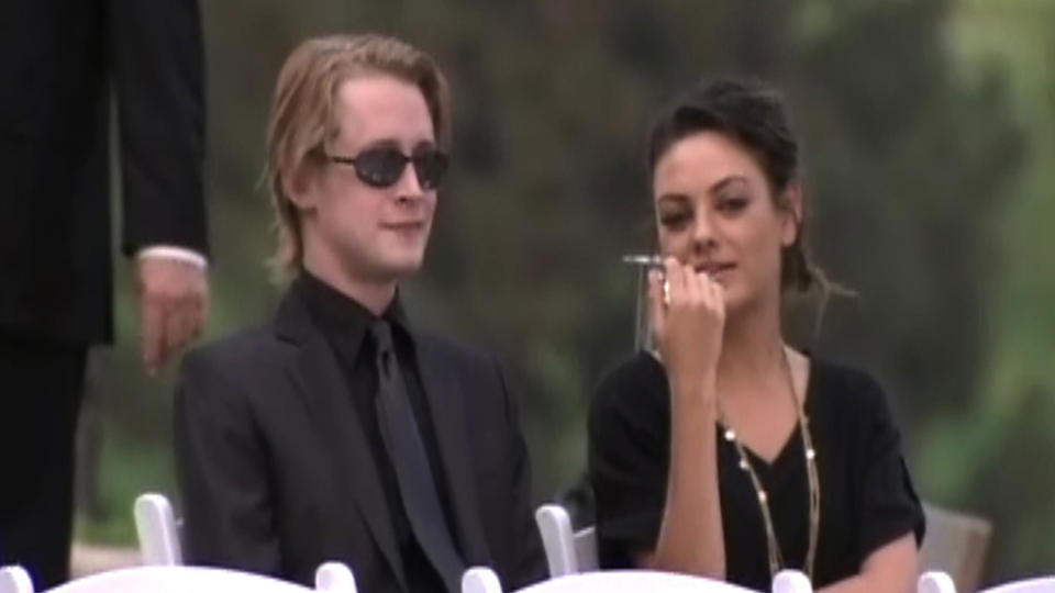 N�RE VENNER: Michael Jacksons stjernevenner og familie var samlet til den sv�rt private begravelsen i morgentimene norsk tid. Macaulay Culkin (28) hadde med seg sin kj�reste gjennom syv �r, That 70s Show-stjernen Mila Kunis (26). Foto: scanpix