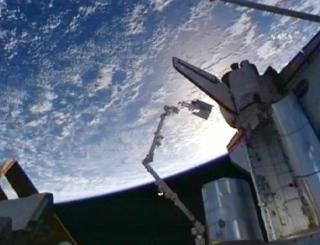 H�YT OPPE: Susende 350 kilometer over bakken, byttet ESA-astronaut Christer Fuglesang og NASAs Danny Olivas ut en tom ammoniakktank p� Den internasjonale romstasjonen ISS. Foto: NASA TV/Scanpix