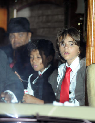PAPPA OG S�NNEN: Michaels yngste s�nn Prince Michael forlot sammen med bestefar Joe Jackson etter seremonien i morges.