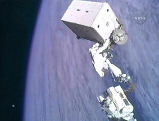LANGT OPPE: Under den f�rste av to romvandringen hang Fuglesang i enden av en robotarm mens han man�vrerte en ammoniakktank. Foto: REUTERS/NASA TV