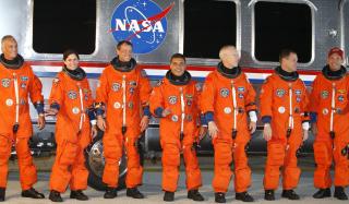 MANNSKAPET: Rick Sturckow,  Pilot Kevin Ford, Patrick Forrester, Jose Hernandez, Danny Olivas, Christer Fuglesang og Nicole Stott - som n� har byttet plass om bord ISS med Tim Kopra. Foto: SCANPIX