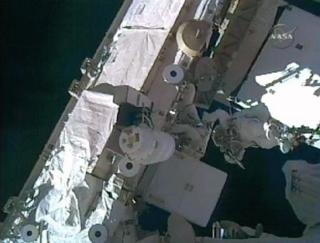 KREVENDE: Danny Olivas (t.v.) og Christer Fuglesang arbeider med � bytte ut den tomme ammoniakktanken p� ISS. Foto: REUTERS/NASA TV