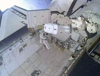 SNART FERDIG... Her er de i ferd med � f�re den tomme tanken ned i Discoverys lasterom. Foto: REUTERS/NASA TV
