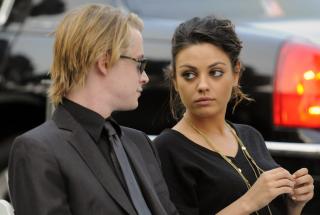 GODE VENNER: Macaulay Culkin har v�rt venn med Jackson siden han var liten gutt og barnestjerne i Hjemme Alene. I natt hadde han med kj�resten Mila Kunis i vennens begravelse.