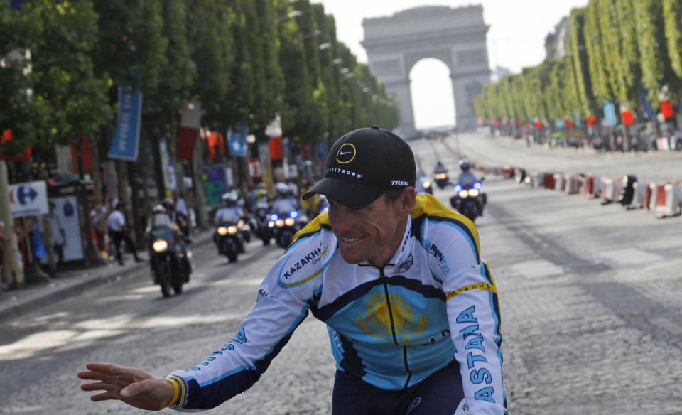 SL�R TILBAKE: Lance Armstrong sl�r tilbake mot den danske blodeksperten Jakob M�rkebjerg og peker p� det faktum at ingen ryttere p� Astana-laget har avlagt positive dopingpr�ver verken f�r, under eller etter Tour de France.Foto: SCANPIX/AP Photo/Christophe Ena