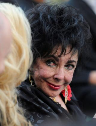  MINTES VENNEN:  Elizabeth Taylor i Michael Jacksons begravelse. Foto: EPA/HARRISON FUNK