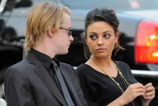  I BEGRAVELSEN:  Skuespillerne Macaulay Culkin og Mila Kunis i begravelsen. Foto:  EPA/HARRISON FUNK
