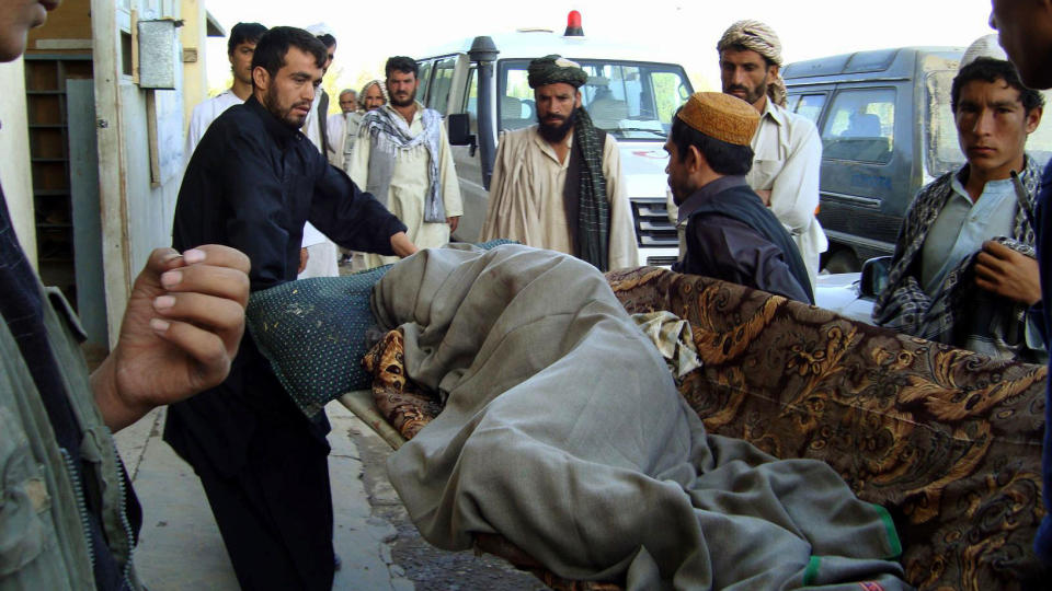 MINST 90 DREPTE: D�dstallene etter at NATO angrep kaprede tankbiler i Nord-Afghanistan er uklart. Foto: Scanpix/AFP.