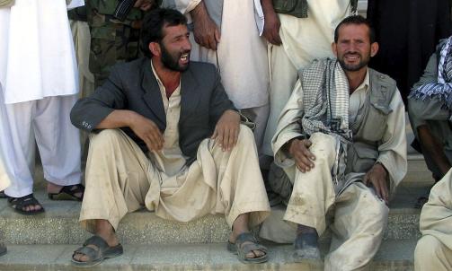 S�RGER: P�r�rende og sterkt forbrente offer p� et sykehus i Kunduz-provinsen.  REUTERS/Wahdat