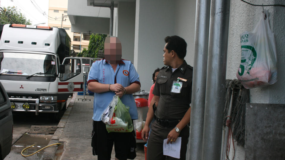 H�NDJERN: Med noen f� eiendeler i en pose ble 39-�ringen fredag morgen f�rt inn i en ventecelle i rettsbygningen i Bangkok. Onsdag kveld ble han
 arrestert i Pattaya med narko og v�pen. Foto: Harald Henschien