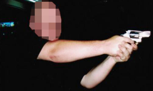 TATT MED PISTOL OG DOP: Her poserer nordmannen med et skytev�pen. Foto: privat
