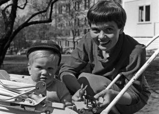 Mor og s�nn: Tre �r gamle Magnus Takvam sammen
med mor Marie.