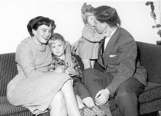Kjernefamilien: Familien Takvam samlet i sofaen.
Mor Marie, Magnus, lilles�ster og far Johannes.