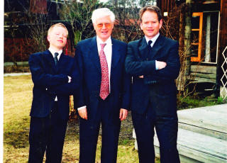 Konfirmasjon: Tre generasjoner Takvam poserer utenfor
huset p� Bygd�y. Kristian, Johannes og Magnus.