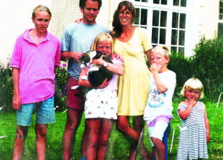 Kjernefamilie II: Magnus med kone og barn p� ferie i England.