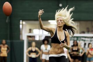 KAN L�PE OG KASTE: Quaterback Melissa Teixeira viser seg fram for Majesty-laget. Foto: REUTERS/Shannon Stapleton
