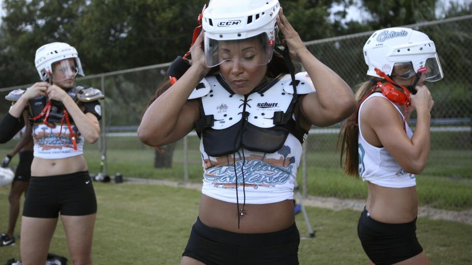 KLARE TIL KAMP: Her trener Miami Caliente-spillerne Tina Caccavale (fra venstre), Tiara Turley og Sarah Kimball foran kveldens debut i LFL. Foto: REUTERS/Andrew Innerarity