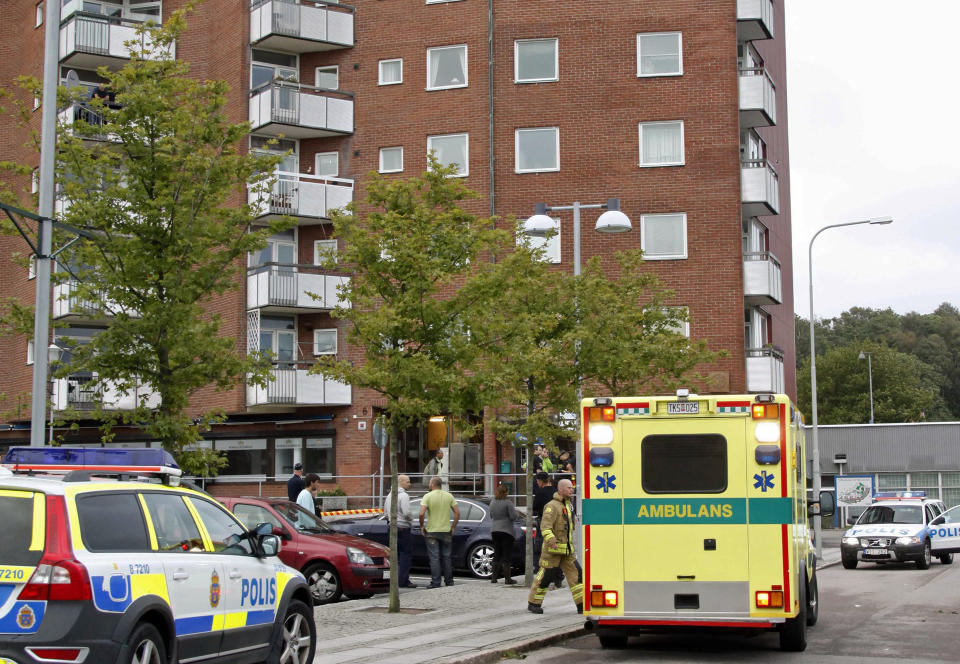 FALT SEKS ETASJER:  En seks �r gammel gutt falt ut fra vinduet sitt i 6. etasje i dennne blokken i Hisings Backa i V�stra G�taland. Utrolig nok overlevde han fallet. Foto: Scanpix
