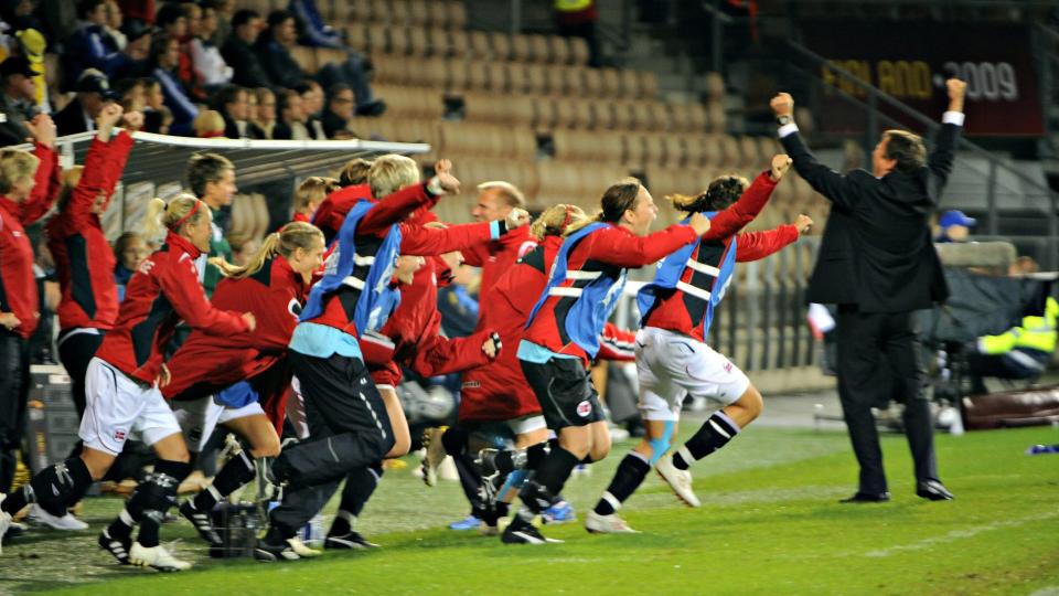 SEMIFINALE-KLARE: De norske innbytterne l�per inn p� banen, mens trener Bjarne Berntsen (t.h.) jubler mot tilskuerne i Helsinki. Sverige var store favoritter f�r kvartfinalen, men tente norske jenter knuste �s�ta syster� 3-1. Foto: Jukka Uotila, EPA/Scanpix