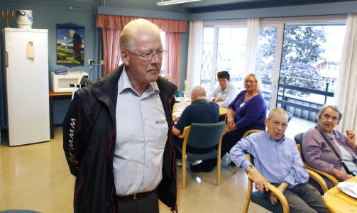 KJEFTEN I ORDEN: &mdash; Carl har jo klart � sanke velgere tidligere og det er fortsatt ikke noe galt med kjeften hans, sier Eli Hagen, som f�r mange telefoner fra velgere som etterlyser ektemannen. Her er Carl I. Hagen p� bes�k Heradsbygd dagsenter ved H�nefoss. Foto: Hans Arne Vedlog
