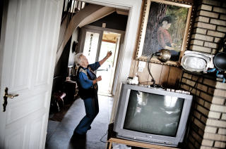 �VER I STUA: Slik st�r Alexander og �ver med fela foran speilet. Karin Madsen demonstrerer posituren. Foto: Thomas Rasmus Skaug