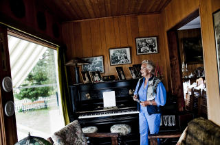 SKRIVER NYE L�TER: Pianoet til Karin Madsen var sentralt da �Fairytale� ble til. N� skriver Alexander nye l�ter. Foto: Thomas Rasmus Skaug