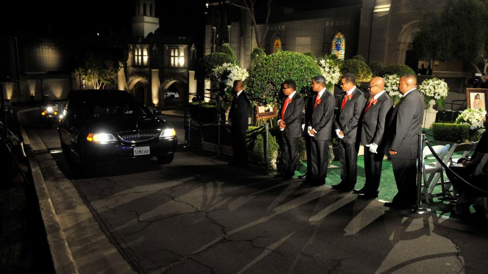 FAMILIEN MINTES KONGEN AV POP: Tito Jackson, Jermaine Jackson, Jackie Jackson og Randy Jackson i begravelsen i Glendale Forest Lawn Memorial Park sist torsdag. Foto: EPA/HARRISON FUNK