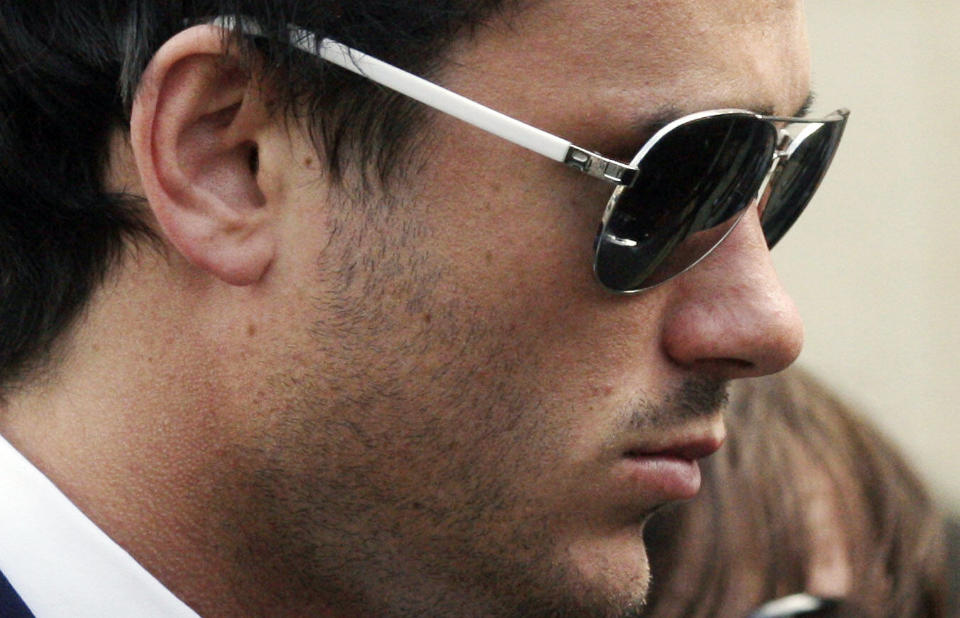 TO UKERS VARETEKT:  Jade Goodys enkemann Jack Tweed er siktet for voldtekt. Her er han under begravelsen til realitystjerna. Foto: AFP PHOTO / Shaun Curry