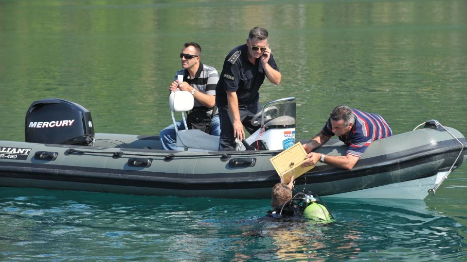 S�KER: Dykkere s�kte etter lik rundt en passasjerb�t som forliste p� innsj�en Ohrid l�rdag. Minst 15 personer mistet livet i ulykken.  Foto: AP Photo/Boris Grdanoski/SCANPIX