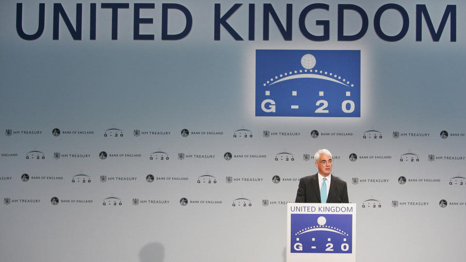 LONDDON_M�TE: Den britiske finansministeren Alistair Darling p� en pressekonferanse f�r m�tet. Foto: AFP PHOTO/GEOFF CADDICK/SCANPIX