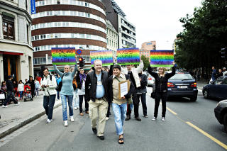 FRONTET: Morten Rud�, leder i Mr. Gay Europe, og aktivist Kaltham Alexander Lie gikk foran i demonstrasjonstoget l�rdag.